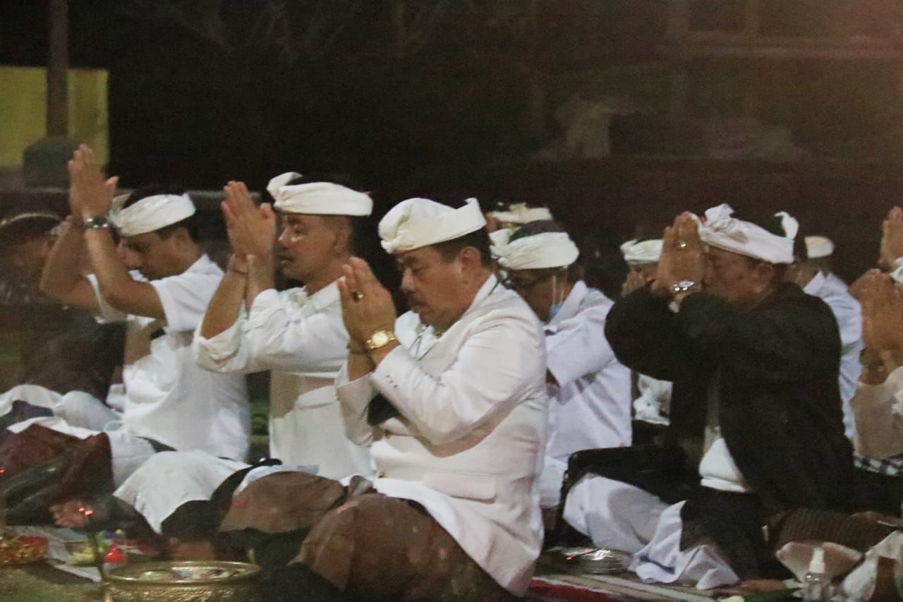 podiumnews.com-Sembahyang ke Pura Mandhara Giri Semeru Agung, Wagub Cok Ace Harap Covid-19 Berakhir 